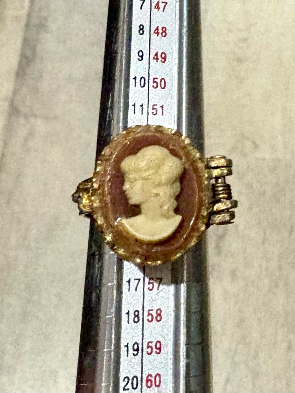 Vintage 1950s Cameo Solid Perfume Holder Ring Adjustable Gold Tone Victorian - Picture 5 of 13